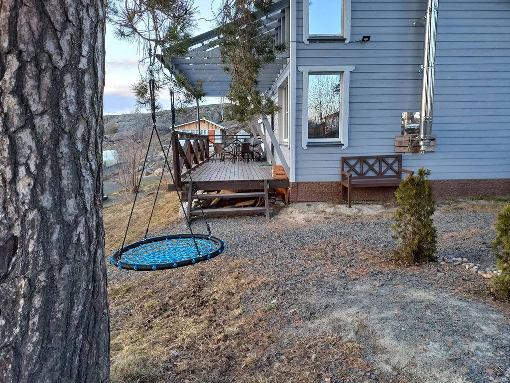 Финнский домик у скалы