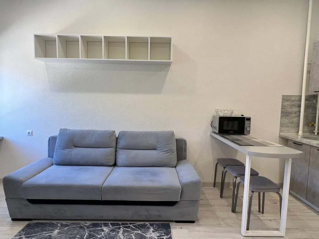 Просторная студия с балконом