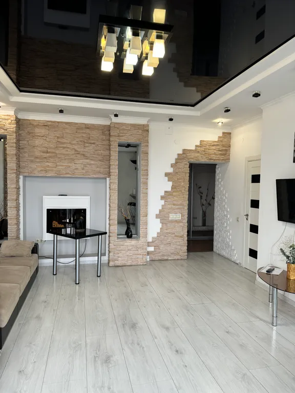 Красивая трёхкомнатная квартира в центре с видом на площадь — аренда посуточно в Барановичи