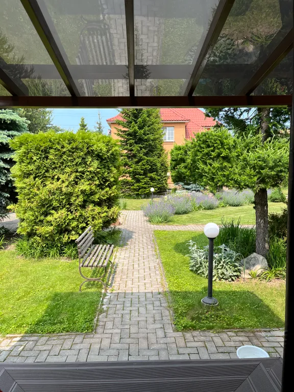 Коттедж в саду