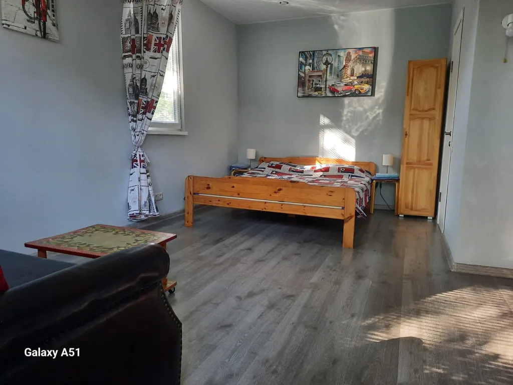 Студия с видом на лес и море