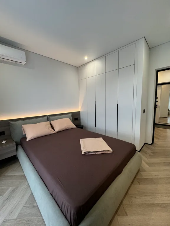 Дизайнерский ремонт с красивым вид из окна