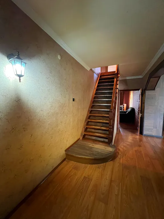 Двухэтажный коттедж на зелёной территории