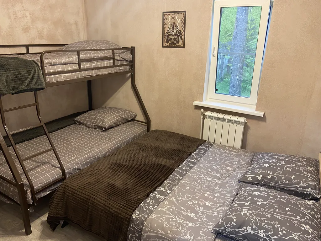 Дом в черте города в сосновом лесу