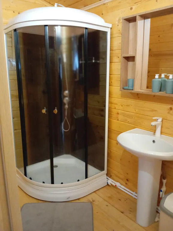 Деревянный дом на море