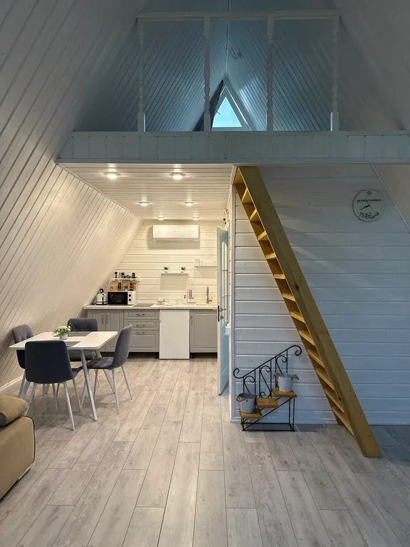 А-фрейм с чаном у леса