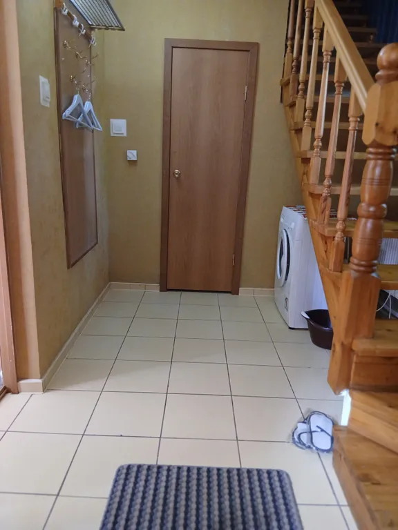 Дом находится на частной территории, есть стоянка автомобильная