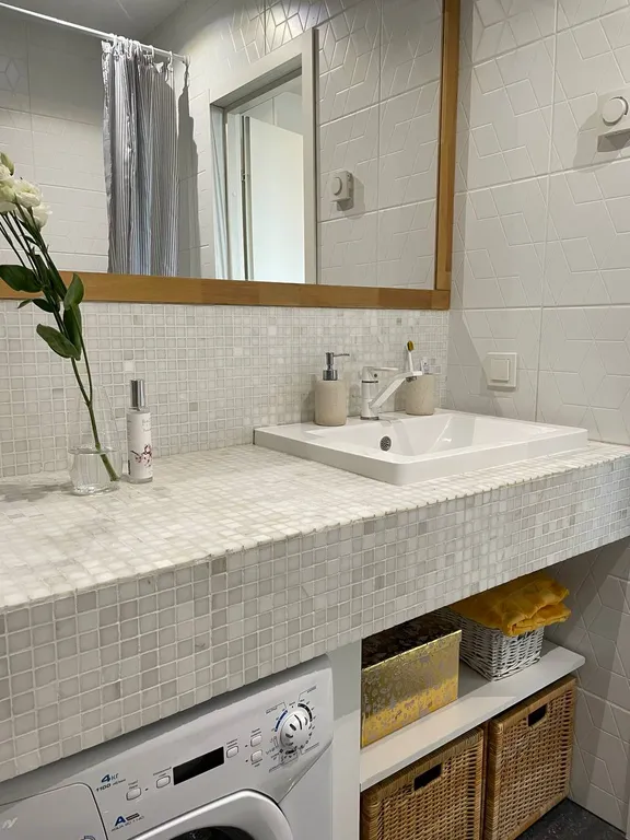 Стильная студия с красивым видом из окна