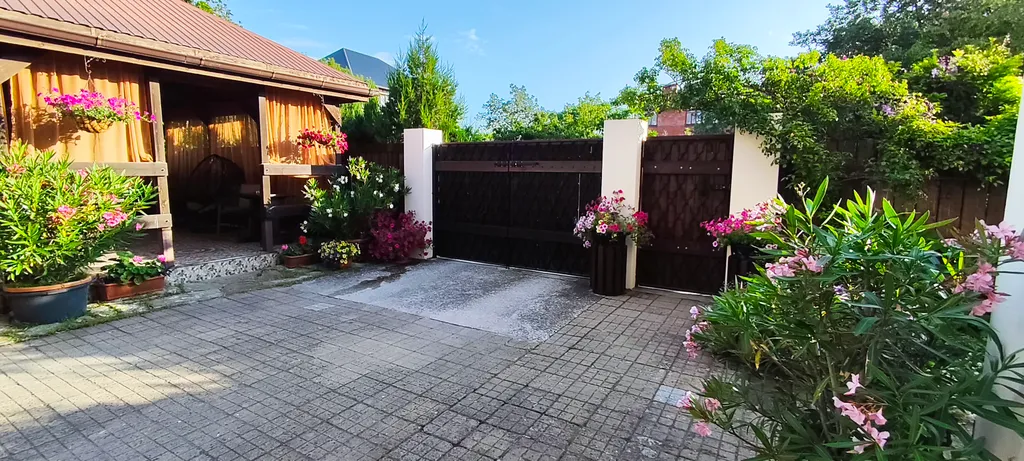 Квартира Квартира Большой и солнечный номер на втором этаже со своей кухней — Геленджик