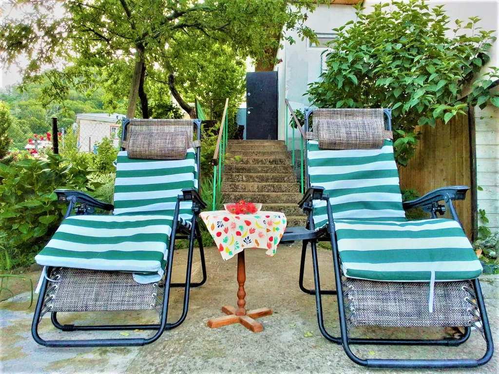 Дом в горах с видом на реку