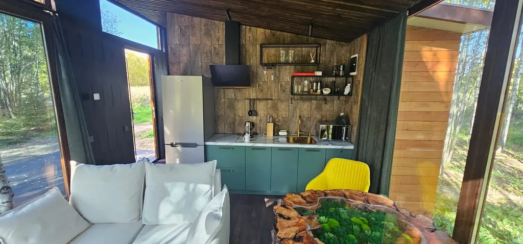 Стеклянный дом в лесу