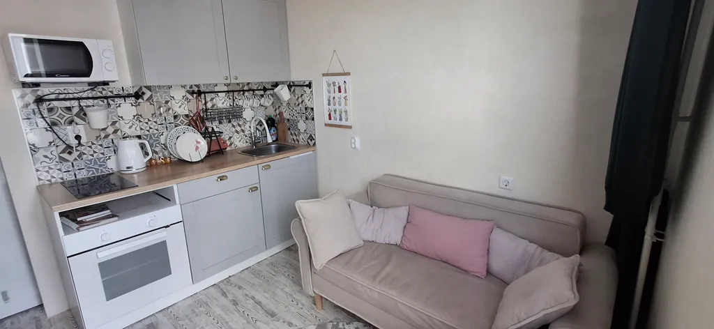 Квартира с подвесными креслами из ротанга на панорамной лоджии