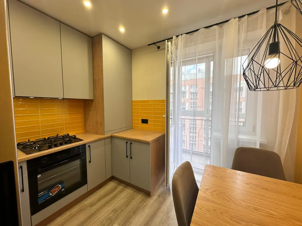 Современная студия с видом на город и новым ремонтом