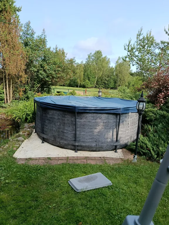 Бревенчатый дом с конюшней на озере