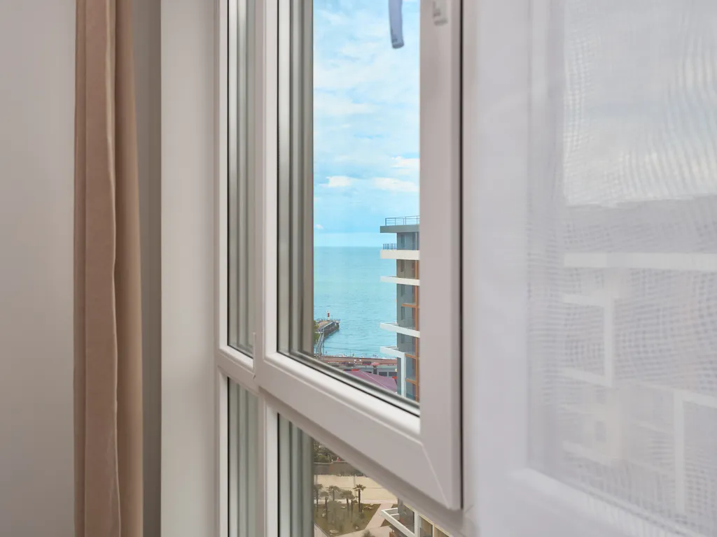 Евро двухкомнатная квартира с боковым видом на море