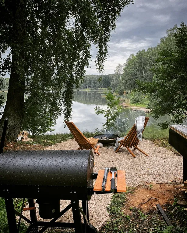 Домик-шалаш с видом на озеро