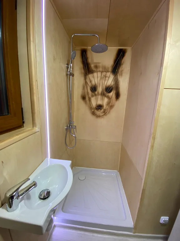 Уютный лесной домик на берегу ручья с выходом в лес