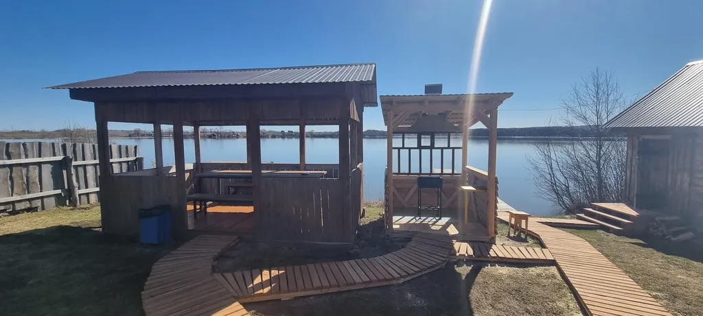 Уютный дом на берегу озера