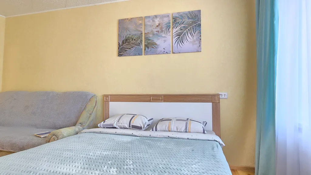 2-комнатная квартира с двумя кроватями и диваном