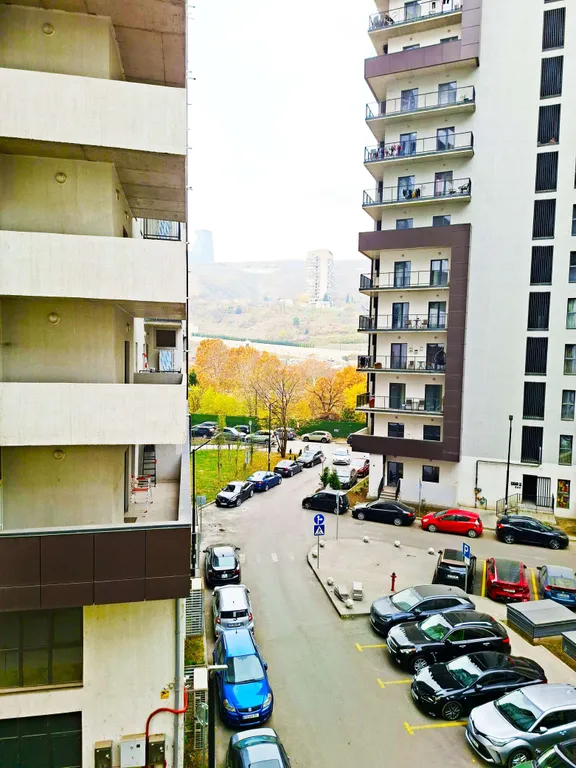 Трёхкомнатная квартира в центре Тбилиси с балконом, вид во двор