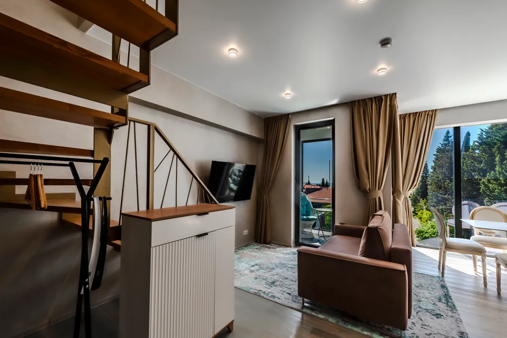 Двухэтажный апартамент с круглогодичным бассейном и залом