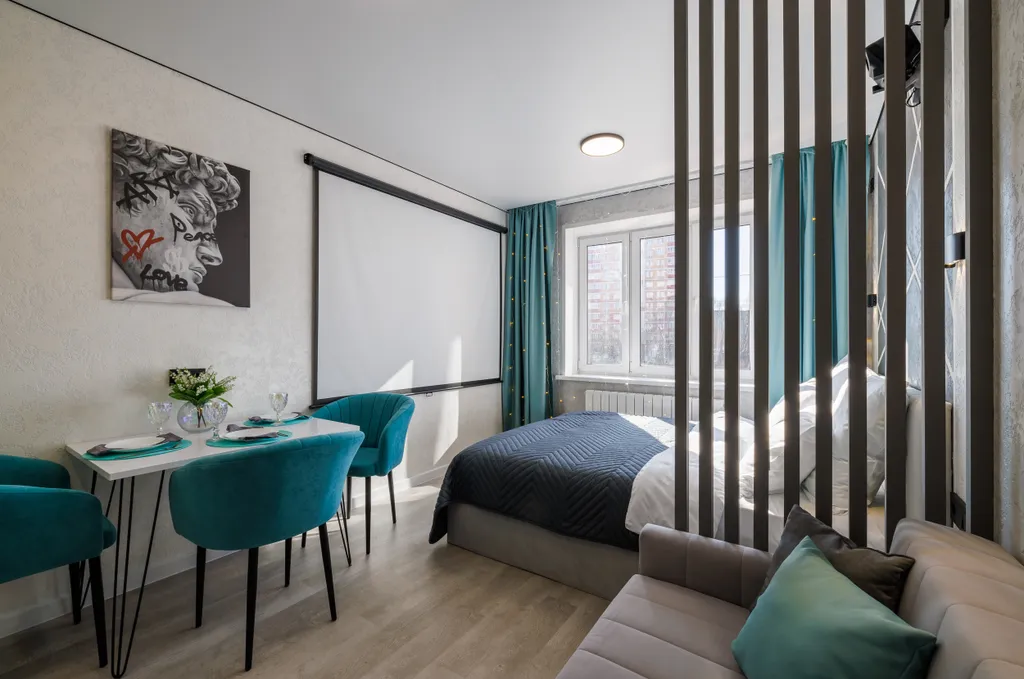 Уютная кино-студия с проектором и большой ванной