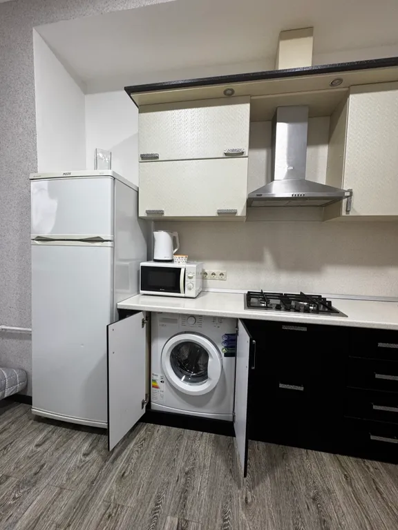 Закрытая территория парковка возле театральной площади и входа в парк