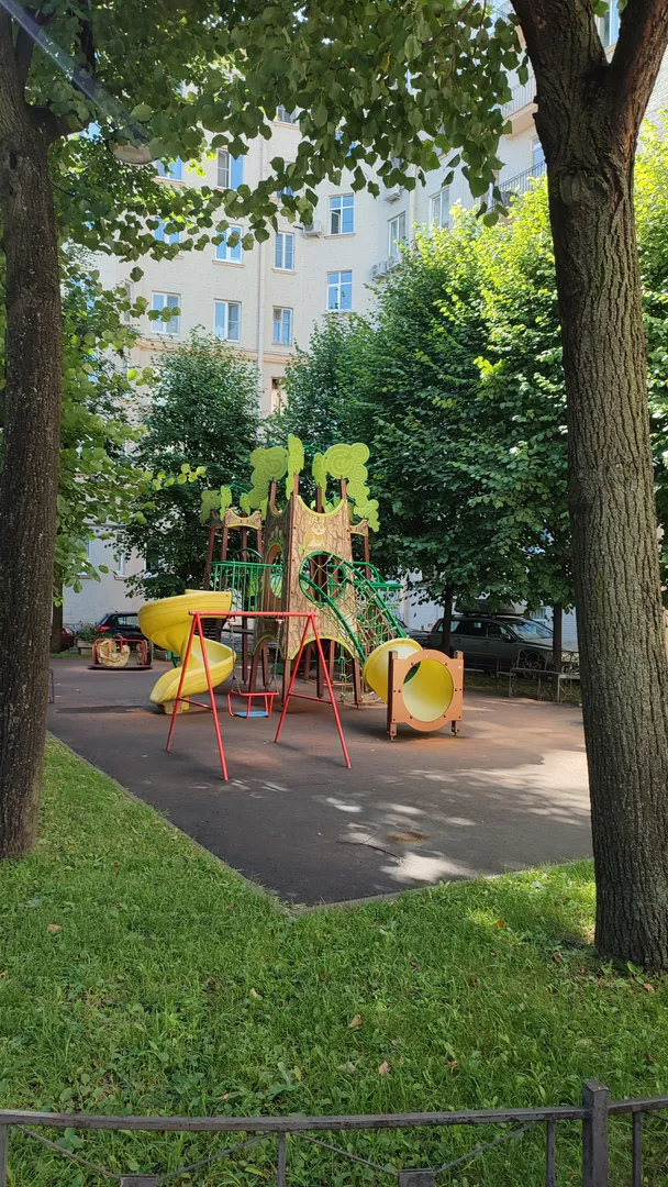 Детская площадка во дворе