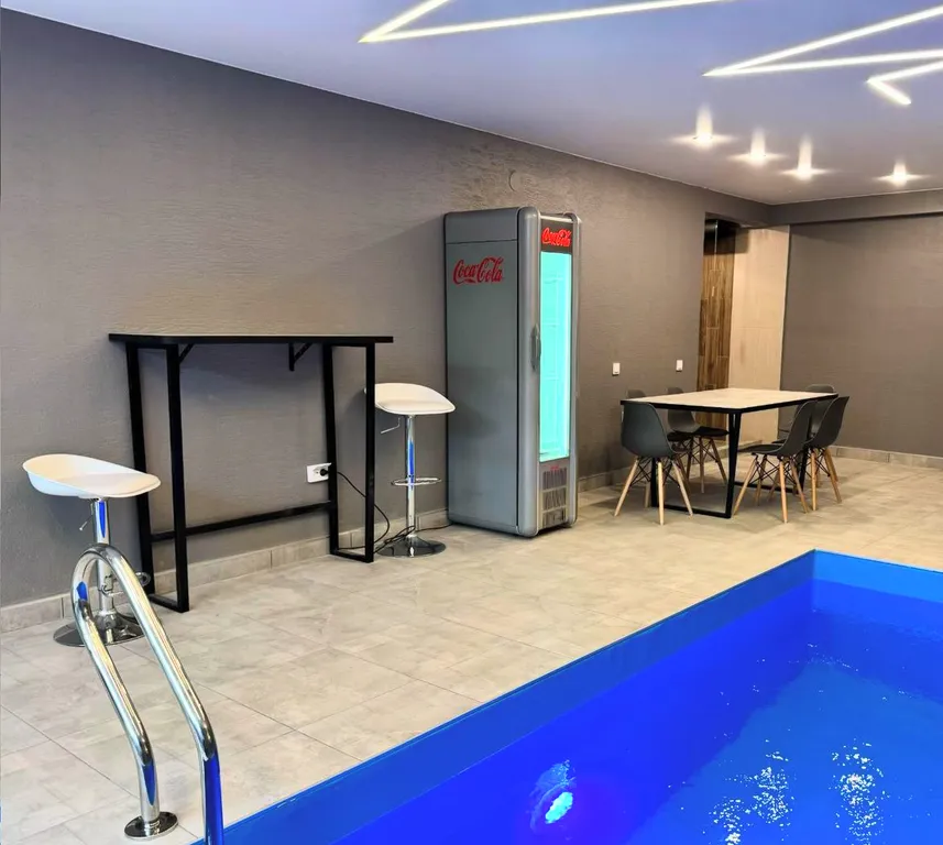 Дом с крытым бассейном