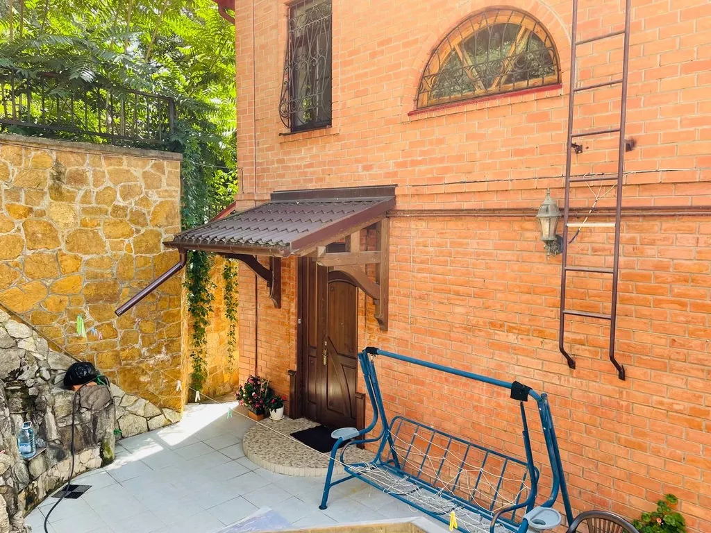 Дом в центре парка