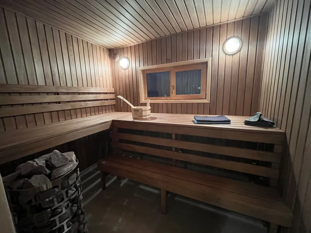 Стильный Барнхаус в окружении леса с сауной и сибирским банным чаном