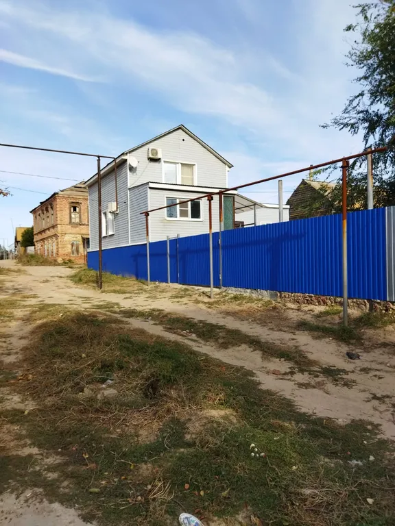 Благоустроенный дом на берегу реки Ахтуба