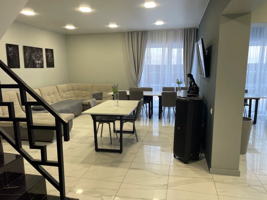 Коттедж с теплым бассейном и баней в 15 минутах от города