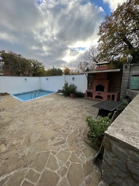 Дом с бассейном у Массандровского дворца