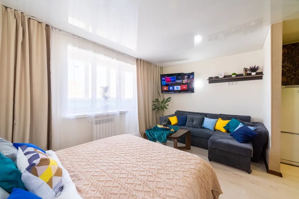 Светлая студия с видом на тихий зелёный двор