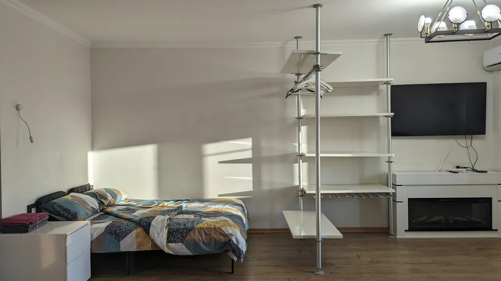 Студия с камином, деревом и видом на реку