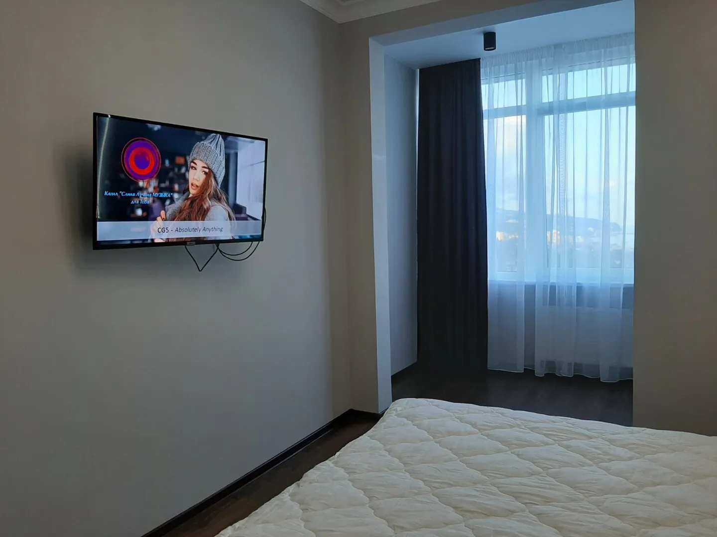 спальня с ддвуспальной кроватью, телевизором, видом на море.