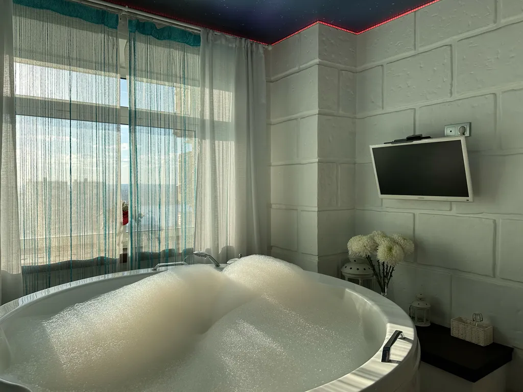 Апартамент Зима - соляная пещера с сауной и джакузи у окна