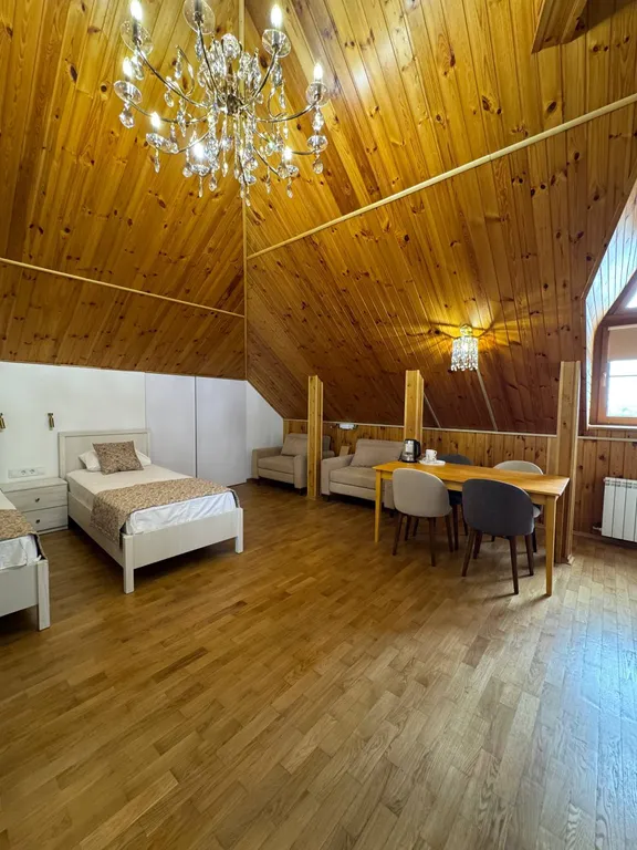 Четырехместный семейный номер с четырьмя кроватями в мансарде