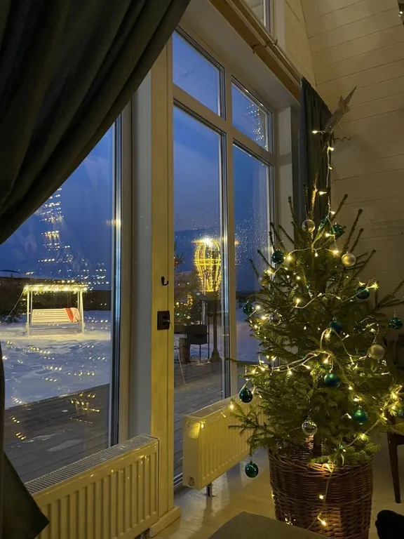 Уютный, современный домик в стиле а-фрейм