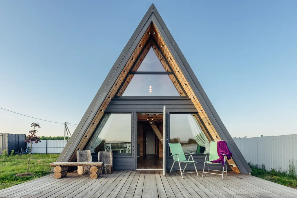 А-фрейм Ель на берегу реки