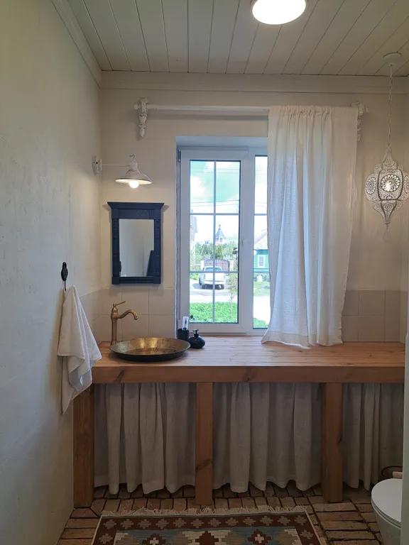 Белый дом на тихой улочке