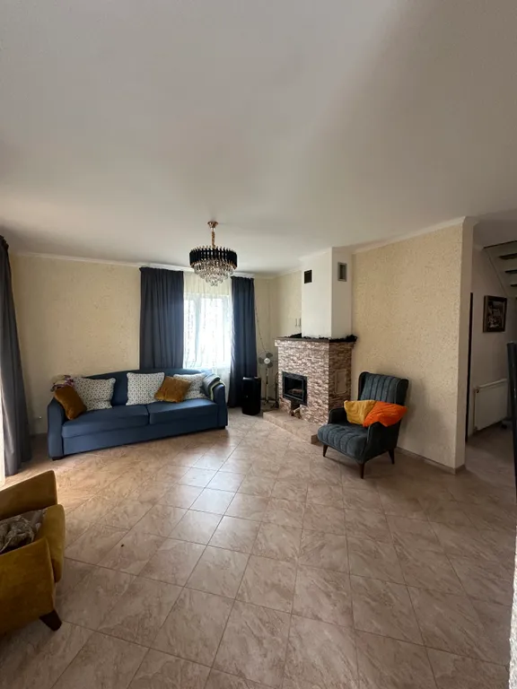 Двухэтажный гоcтeвой дoм в живoписном местe