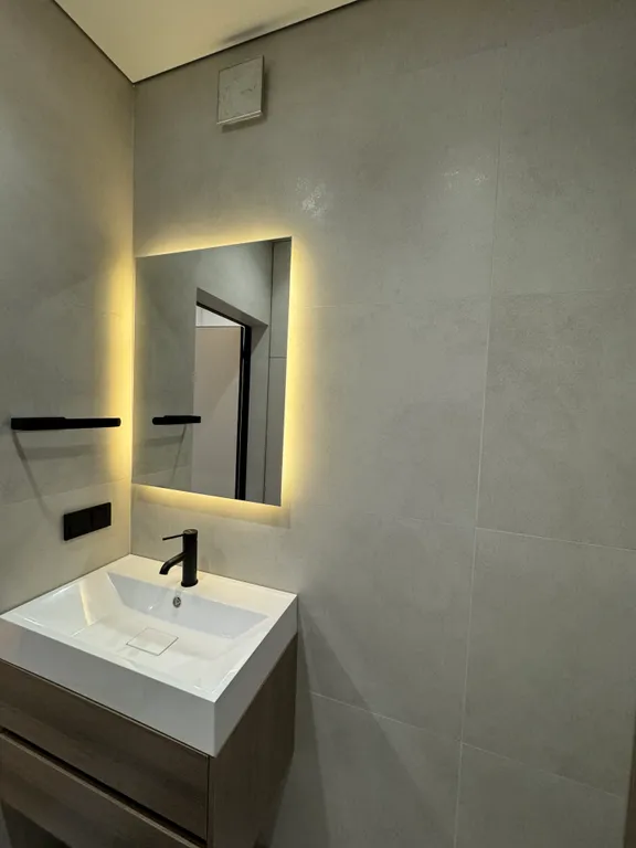 Дизайнерский ремонт с красивым вид из окна