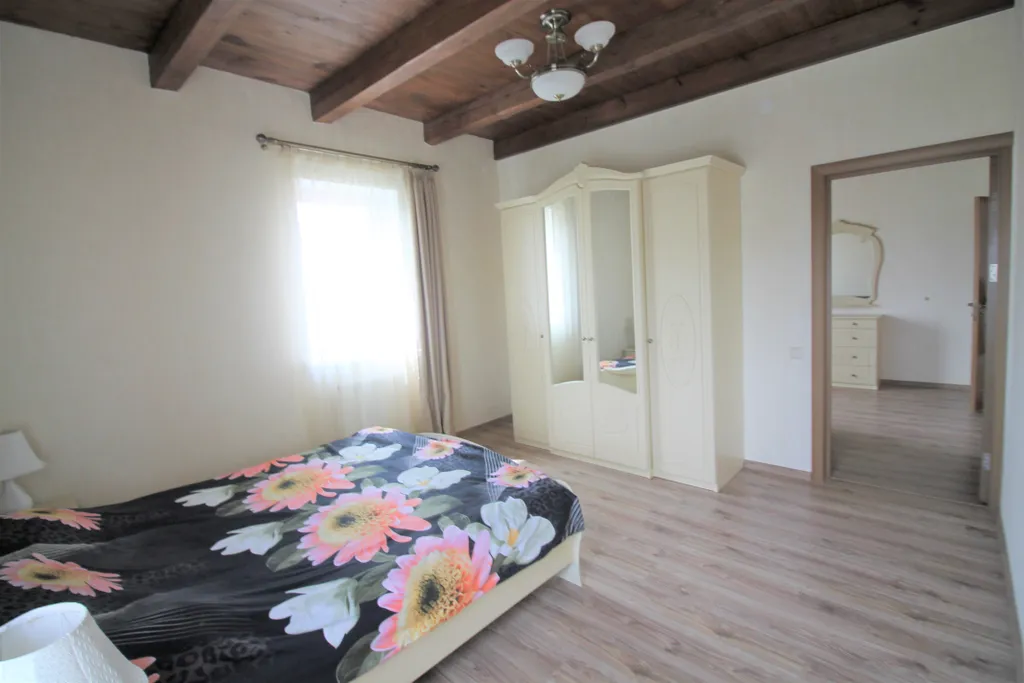 8-комнатный Дом