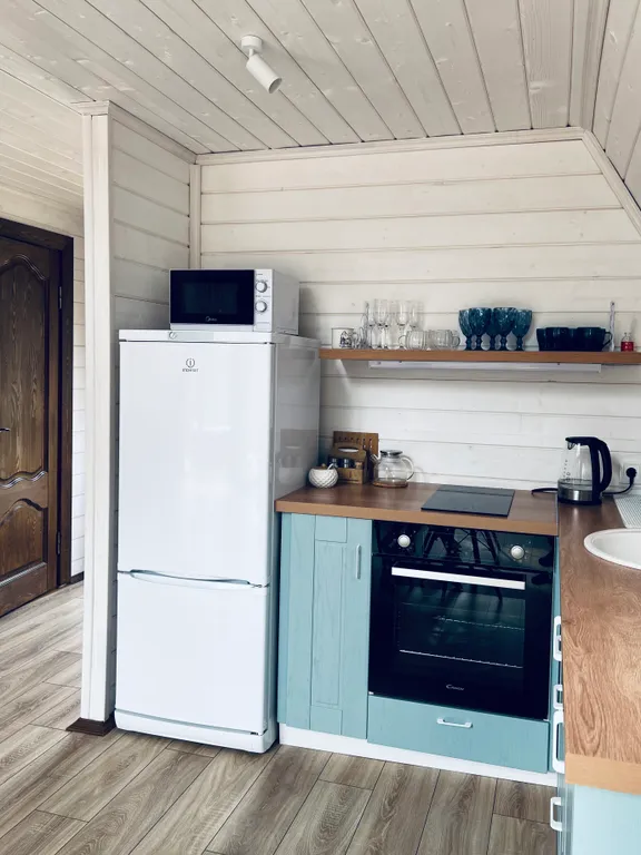 Афрейм с видом на лес рядом с горной рекой