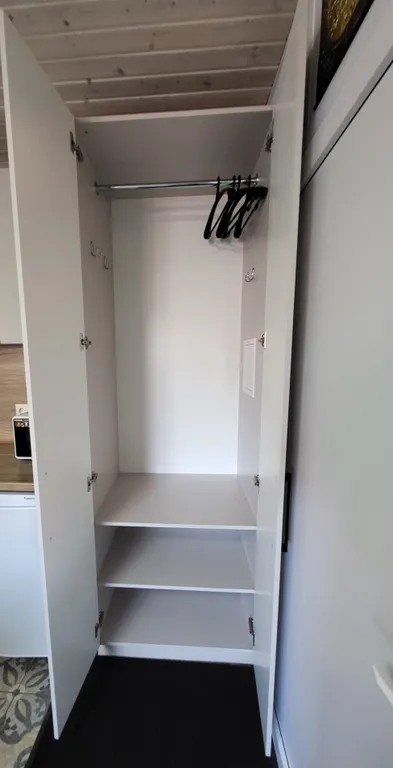 Уютный домик для двоих у озера