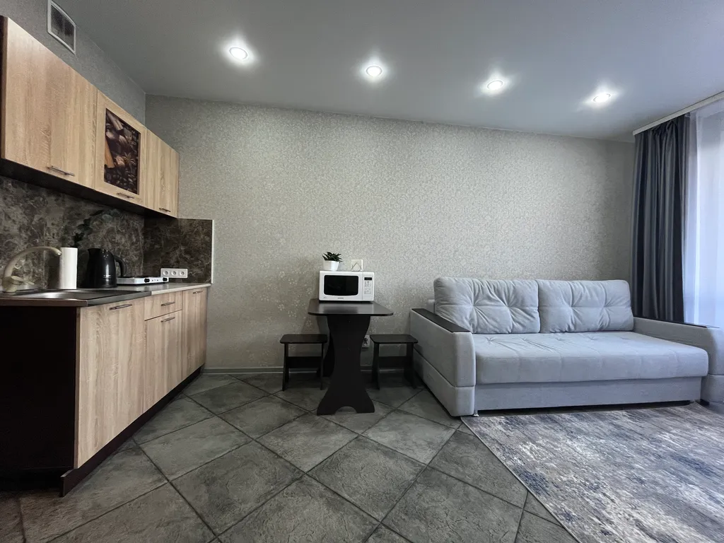 Апартамент с балконом возле аэропорта