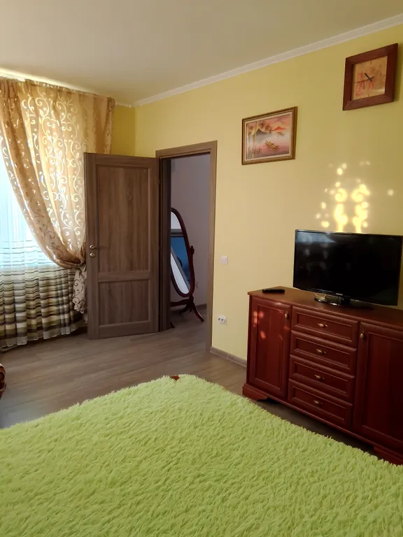 Второй этаж полностью с отдельным входом и крытой парковкой