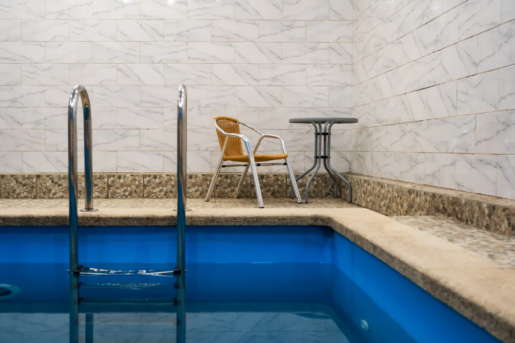 Дом с горкой в бассейне